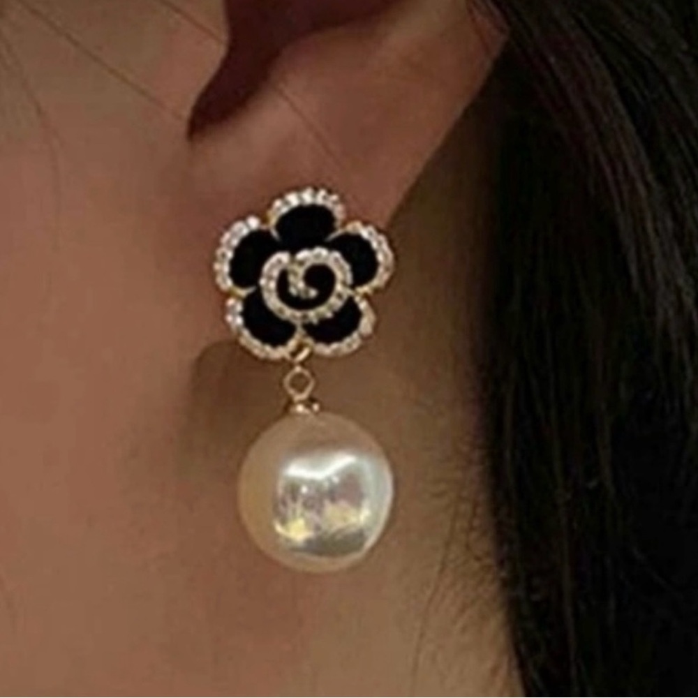 ✨ New ✨ Elegant Black and Gold Floral Pearl Drop Earrings✨